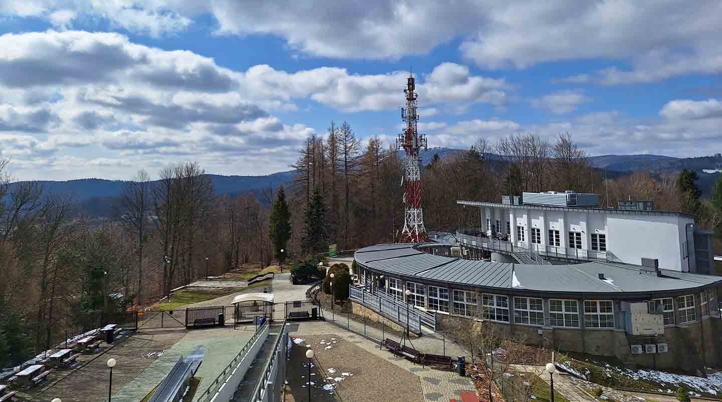widok na górę parkową na restaurację wiosną