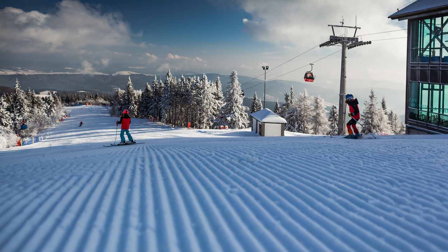Podczas sezonu narciarskiego Jaworzyna jest centrum Polski, na zdjęciu narciarze podczas sezonu