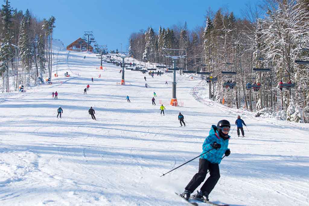 zdjęcie narciarzy na wyciągu Henryk Ski w Krynicy Zdrój