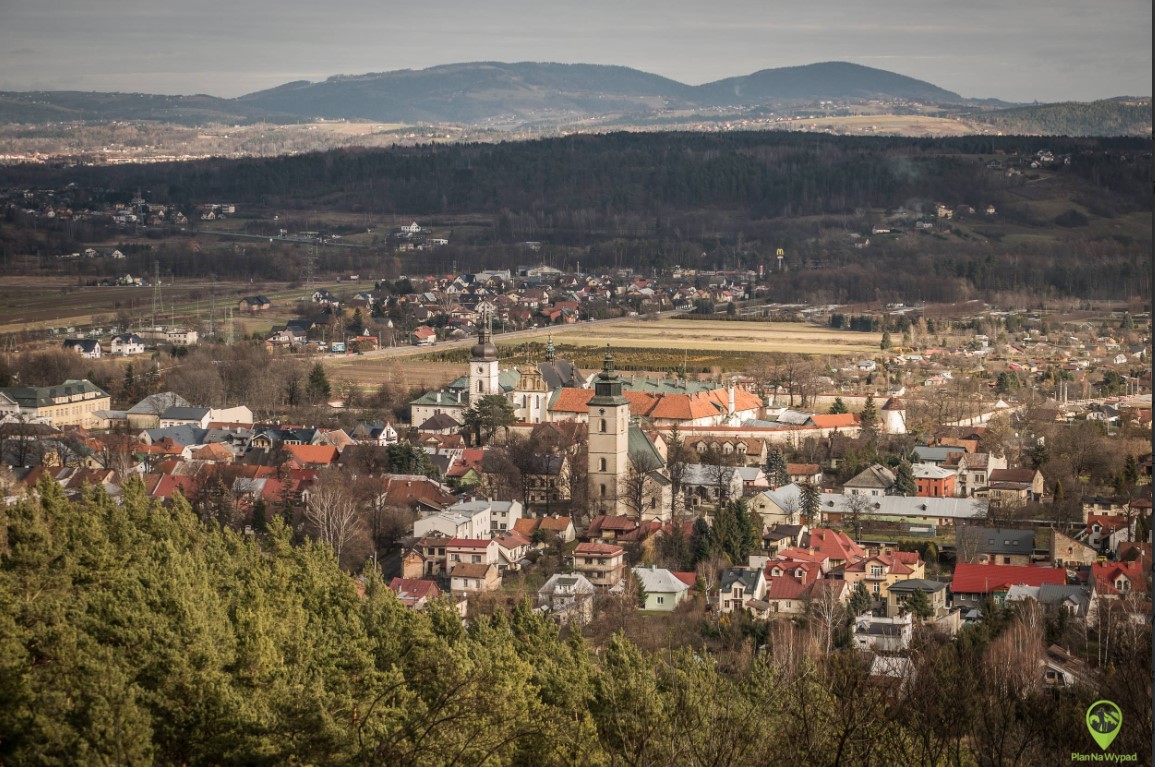 widok z leśnego molo na panoramę miasta stary sącz