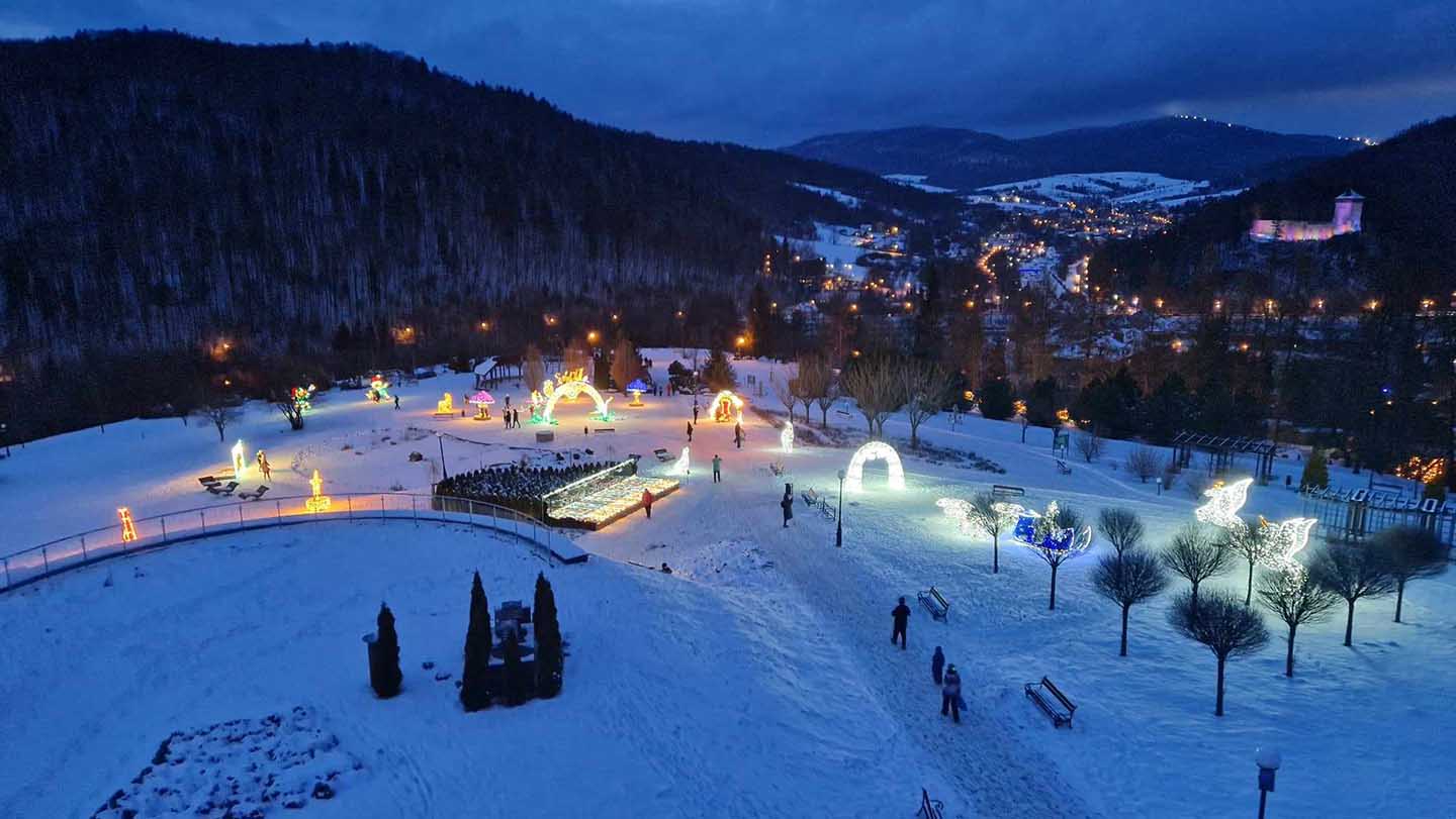 Widok na Ogrody sensoryczne z wieży zimą 2024