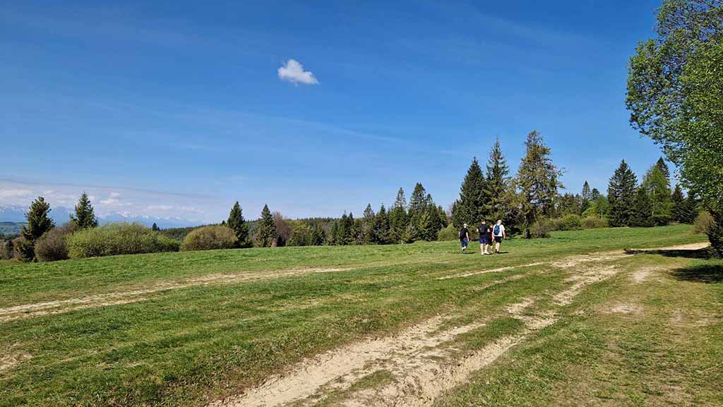 start wycieczki zaczynamy w Obidzy gdzie od początku wędrujemy z widokiem na tatry